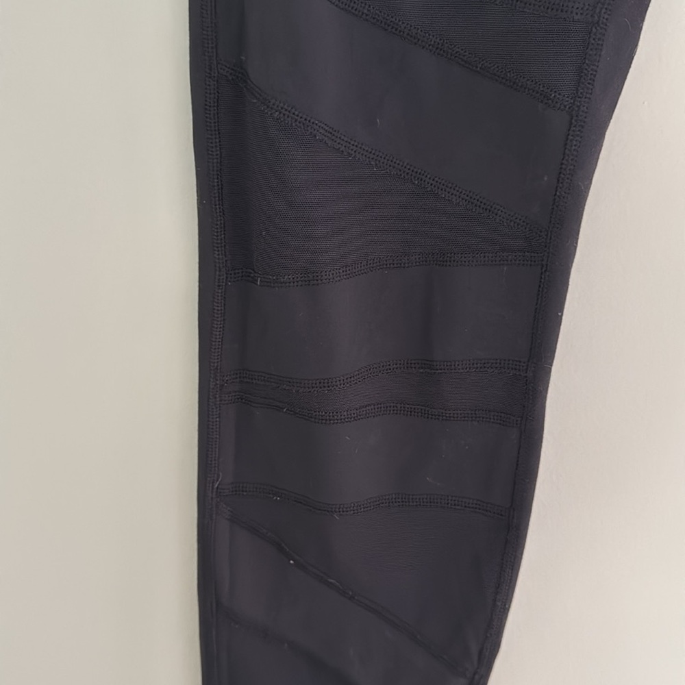 Lululemon mesh zigzag yoga pants - Picture 4 of 8